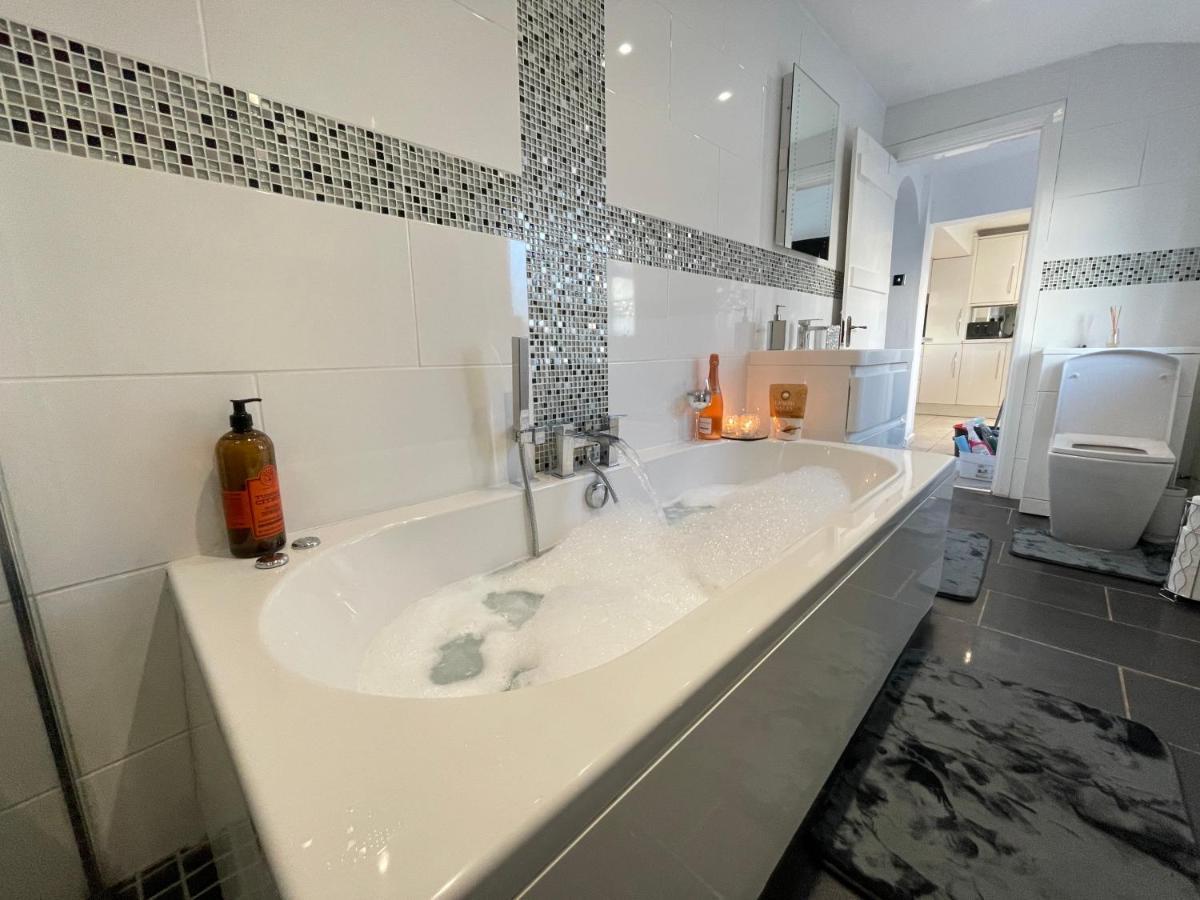 Tollgate House - Luxury Cozy Cottage - Huge Hot Tub - Alton Towers Cheadle  Exteriér fotografie